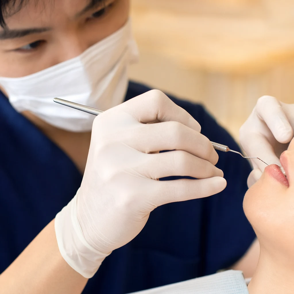 잇몸 주머니 깊이를 측정하는 치주 검사 장면